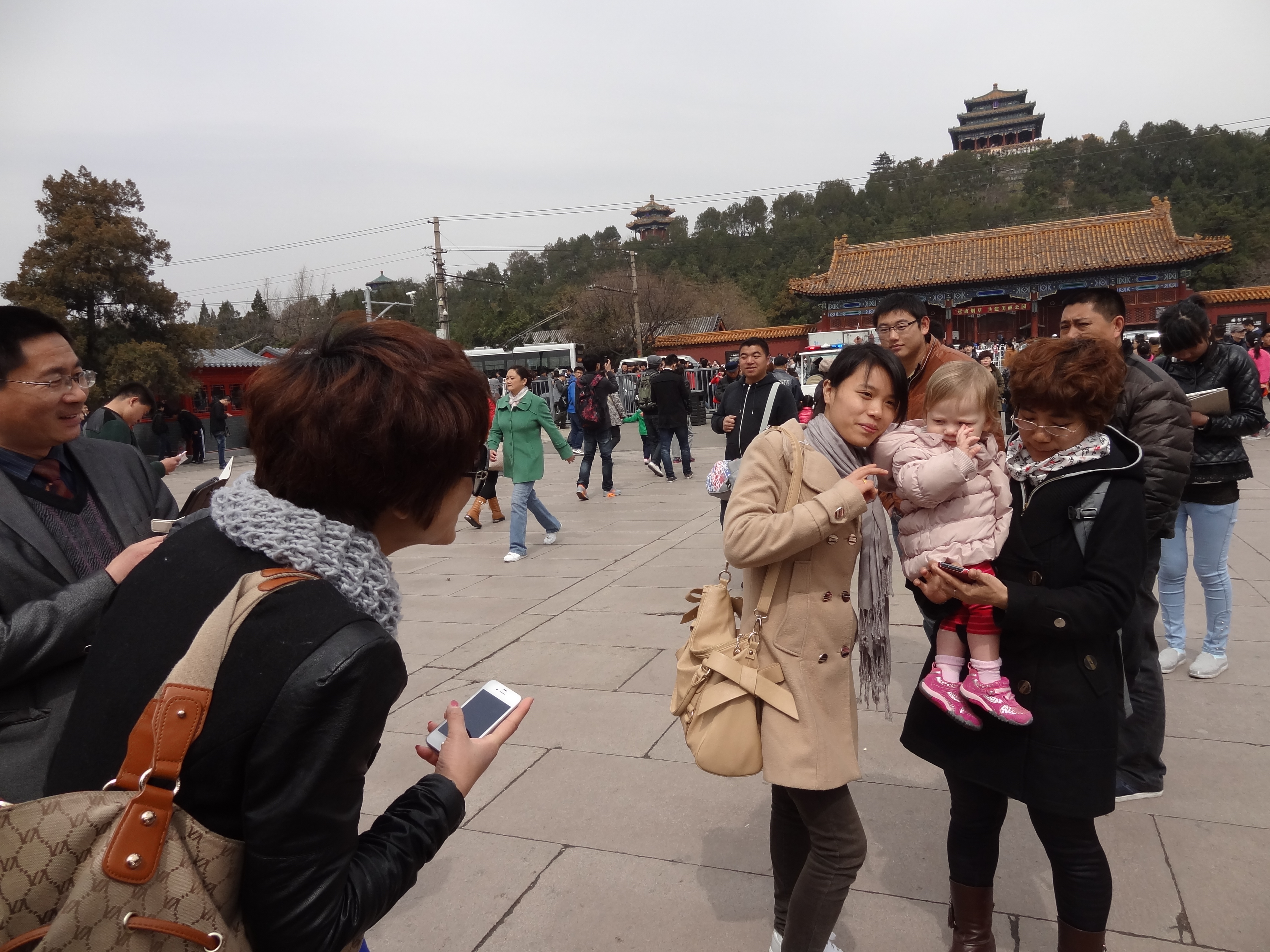 People stopping to take photos of Elisabeth.